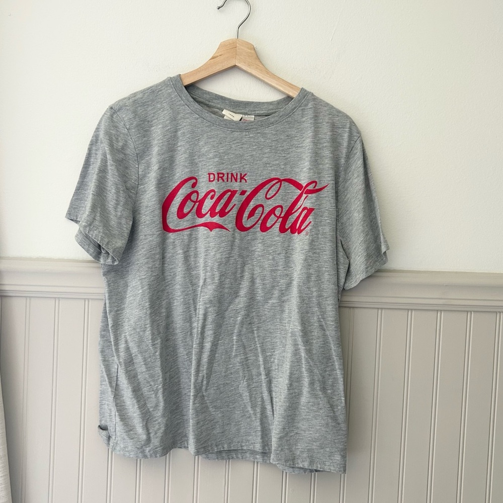 H&M Drink Coca Cola Gray Ours Is Ice Cold Graphic Tee Size Large